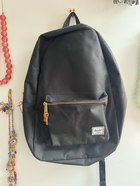 black herschel backpack with gold zipper Heritage even when packed full Herschel Heritage Backpack